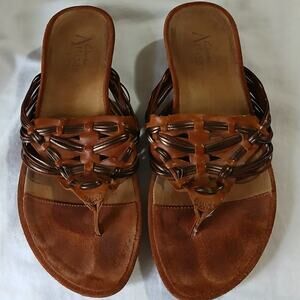 Clarks Artisan Collection Women's 8 leather thong sandals brown small heel